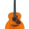 Eine Lowden G-7 Akustikgitarre aus den 1980er Jahren mit naturbelassener Holzoberfläche, schwarzem Griffbrett, sechs Saiten und einem dunkelbraunen Schlagbrett, fotografiert vor einem schlichten weißen Hintergrund. Eine Lowden G-7 Akustikgitarre aus den 1980er Jahren mit naturbelassener Holzoberfläche, schwarzem Griffbrett, sechs Saiten und einem dunkelbraunen Schlagbrett, fotografiert vor einem schlichten weißen Hintergrund.