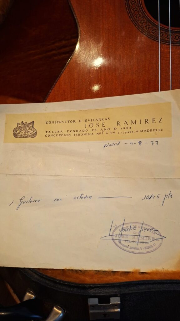 Eine handschriftliche Notiz mit einem José-Ramírez-Gitarrenetikett, datiert auf den 8.4.1977, enthält Angaben zur „Jose Ramirez 1a 1977 Klassische Gitarre“ sowie deren Preis und ist am Korpus dieser klassischen Gitarre angebracht. Eine handschriftliche Notiz mit einem José-Ramírez-Gitarrenetikett, datiert auf den 8.4.1977, enthält Angaben zur „Jose Ramirez 1a 1977 Klassische Gitarre“ sowie deren Preis und ist am Korpus dieser klassischen Gitarre angebracht.