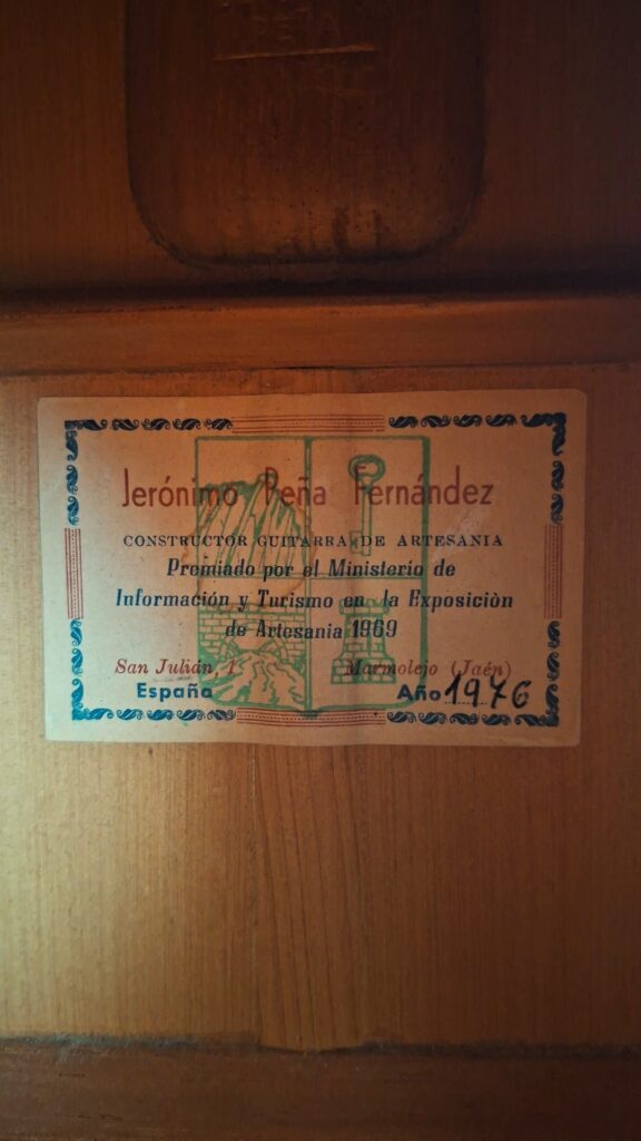Auf einem Etikett im Inneren der Flamenco-Gitarre „Jeronimo Pena 1976“ steht: Jerónimo Peña Fernández, Preis des Ministeriums für Information und Tourismus auf der Handwerksausstellung 1969, Baujahr 1976, San Julián, Spanien. Auf einem Etikett im Inneren der Flamenco-Gitarre „Jeronimo Pena 1976“ steht: Jerónimo Peña Fernández, Preis des Ministeriums für Information und Tourismus auf der Handwerksausstellung 1969, Baujahr 1976, San Julián, Spanien.