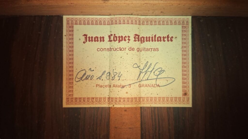 Auf dem Etikett im Inneren der Juan López Aguilarte 1984 Negra Flamenco-Gitarre steht: „Juan López Aguilarte, constructor de guitarras, Placeta Aliatar, 3, GRANADA“, ergänzt durch eine handschriftliche Unterschrift und das Datum. Auf dem Etikett im Inneren der Juan López Aguilarte 1984 Negra Flamenco-Gitarre steht: „Juan López Aguilarte, constructor de guitarras, Placeta Aliatar, 3, GRANADA“, ergänzt durch eine handschriftliche Unterschrift und das Datum.