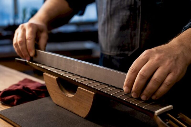 Abrichtbalken auf den Bünden von Vintage-Gitarren
