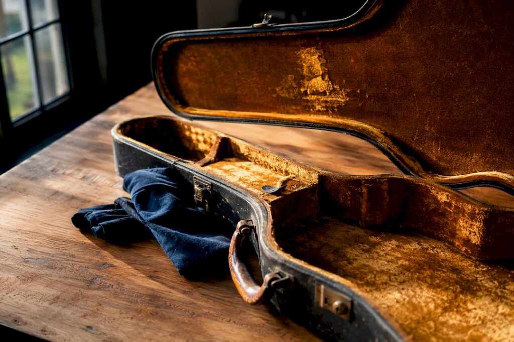 Geöffneter alter Gitarrenkoffer mit originalem Innenfutter