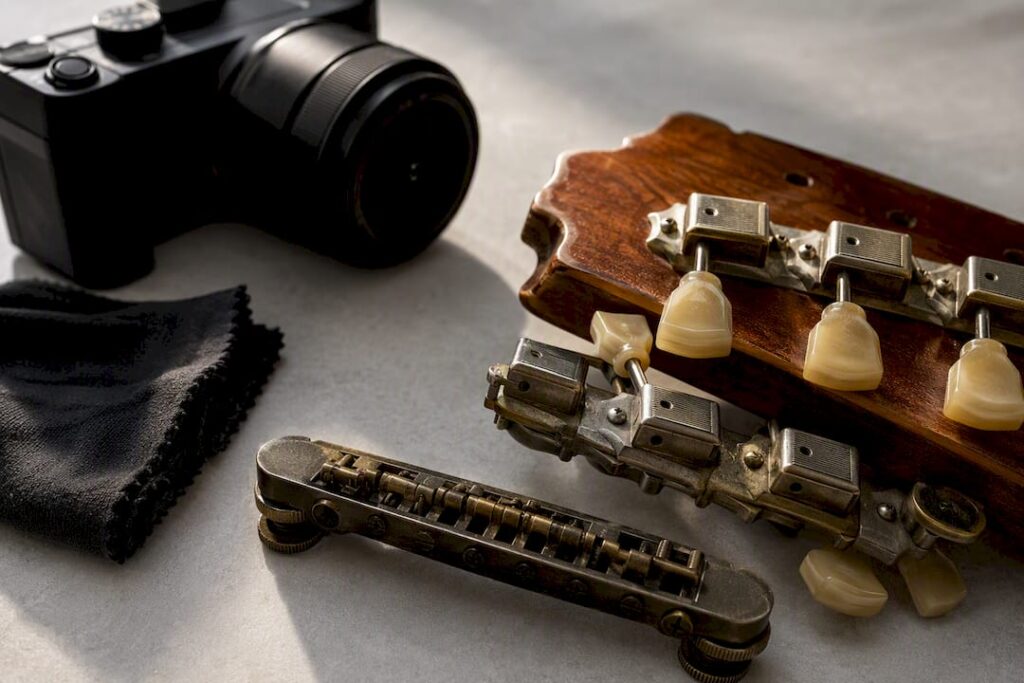 Originale Gitarrenmechaniken und Steg im Detail
