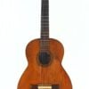 Die „Salvador Ibanez 1910 Klassische Gitarre“ ist eine klassische Akustikgitarre mit einem Holzkorpus, sechs Saiten und Stimmwirbeln, die vor einem schlichten weißen Hintergrund fotografiert wurde. Dieses Modell verkörpert das zeitlose Design klassischer Gitarren.