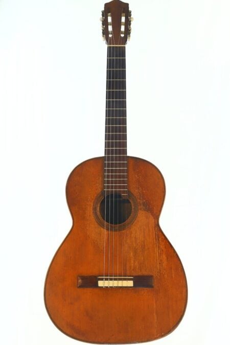 Die „Salvador Ibanez 1910 Klassische Gitarre“ ist eine klassische Akustikgitarre mit einem Holzkorpus, sechs Saiten und Stimmwirbeln, die vor einem schlichten weißen Hintergrund fotografiert wurde. Dieses Modell verkörpert das zeitlose Design klassischer Gitarren. Die „Salvador Ibanez 1910 Klassische Gitarre“ ist eine klassische Akustikgitarre mit einem Holzkorpus, sechs Saiten und Stimmwirbeln, die vor einem schlichten weißen Hintergrund fotografiert wurde. Dieses Modell verkörpert das zeitlose Design klassischer Gitarren.