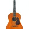 Eine Gibson LG-3 Akustik Gitarre aus dem Jahr 1954 mit einem Holzkorpus, einem dunklen Griffbrett und sechs Saiten, dargestellt vor einem weißen Hintergrund. Eine Gibson LG-3 Akustik Gitarre aus dem Jahr 1954 mit einem Holzkorpus, einem dunklen Griffbrett und sechs Saiten, dargestellt vor einem weißen Hintergrund.