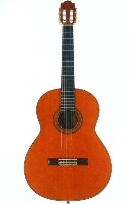 Die Paulino Bernabe M-5 2008 Klassische Gitarre ist eine klassische Akustikgitarre mit einem Holzkorpus, sechs Saiten und einer dekorativen Rosette um das Schallloch, abgebildet vor einem weißen Hintergrund. Die Paulino Bernabe M-5 2008 Klassische Gitarre ist eine klassische Akustikgitarre mit einem Holzkorpus, sechs Saiten und einer dekorativen Rosette um das Schallloch, abgebildet vor einem weißen Hintergrund.
