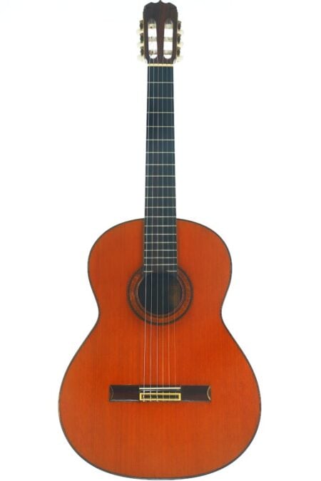 Eine klassische Gitarre vom Typ Ramirez 1a aus dem Jahr 1985 mit einem Holzkorpus, einem dunklen Griffbrett und sechs Saiten ist vor einem schlichten weißen Hintergrund fotografiert. Eine klassische Gitarre vom Typ Ramirez 1a aus dem Jahr 1985 mit einem Holzkorpus, einem dunklen Griffbrett und sechs Saiten ist vor einem schlichten weißen Hintergrund fotografiert.