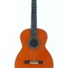 Die Conde Hermanos 1977 Negra Flamenco Gitarre ist eine klassische Akustikgitarre mit einem Holzkorpus, sechs Saiten, einem dunklen Griffbrett und einer verzierten Rosette, die das Schallloch umgibt, dargestellt vor einem schlichten weißen Hintergrund.