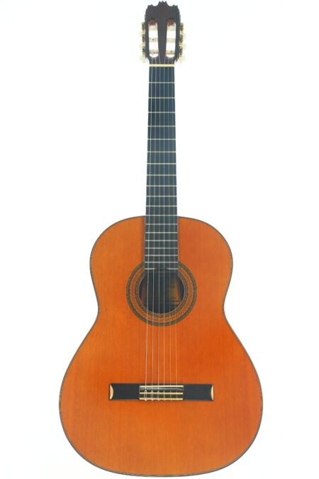 Die „Manuel Raimundo 1991 Especial 202 Klassische Gitarre“ ist eine klassische Akustikgitarre mit einem braunen Holzkorpus, einem schwarzen Griffbrett und sechs Saiten, die aufrecht vor einem weißen Hintergrund präsentiert wird. Die „Manuel Raimundo 1991 Especial 202 Klassische Gitarre“ ist eine klassische Akustikgitarre mit einem braunen Holzkorpus, einem schwarzen Griffbrett und sechs Saiten, die aufrecht vor einem weißen Hintergrund präsentiert wird.