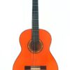 Eine Ricardo Sanchis Carpio 2002 1a F Extra Flamenco-Gitarre mit leuchtend orangefarbener Lackierung, sechs Saiten, einem verzierten Schallloch und einem dunklen Griffbrett ist vor einem schlichten weißen Hintergrund abgebildet.