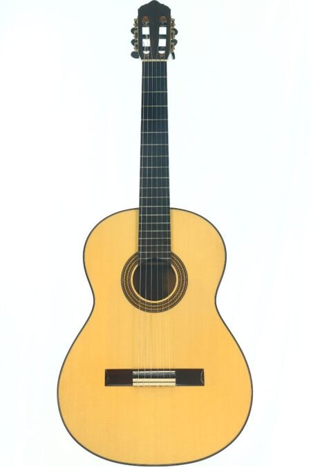 Eine Lester DeVoe 2020 Negra Flamenco Gitarre mit hellem Korpus, dunklem Griffbrett und sechs Saiten, fotografiert vor einem schlichten weißen Hintergrund. Eine Lester DeVoe 2020 Negra Flamenco Gitarre mit hellem Korpus, dunklem Griffbrett und sechs Saiten, fotografiert vor einem schlichten weißen Hintergrund.