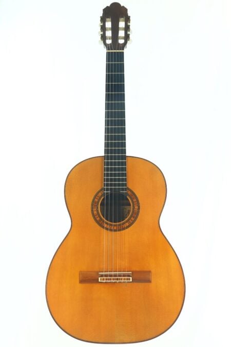 Die „Frank-Peter Dietrich 1998 Tosca Klassische Gitarre“, eine klassische Akustikgitarre mit Holzkorpus, dunklem Griffbrett und Nylonsaiten, ist vor einem weißen Hintergrund abgebildet.