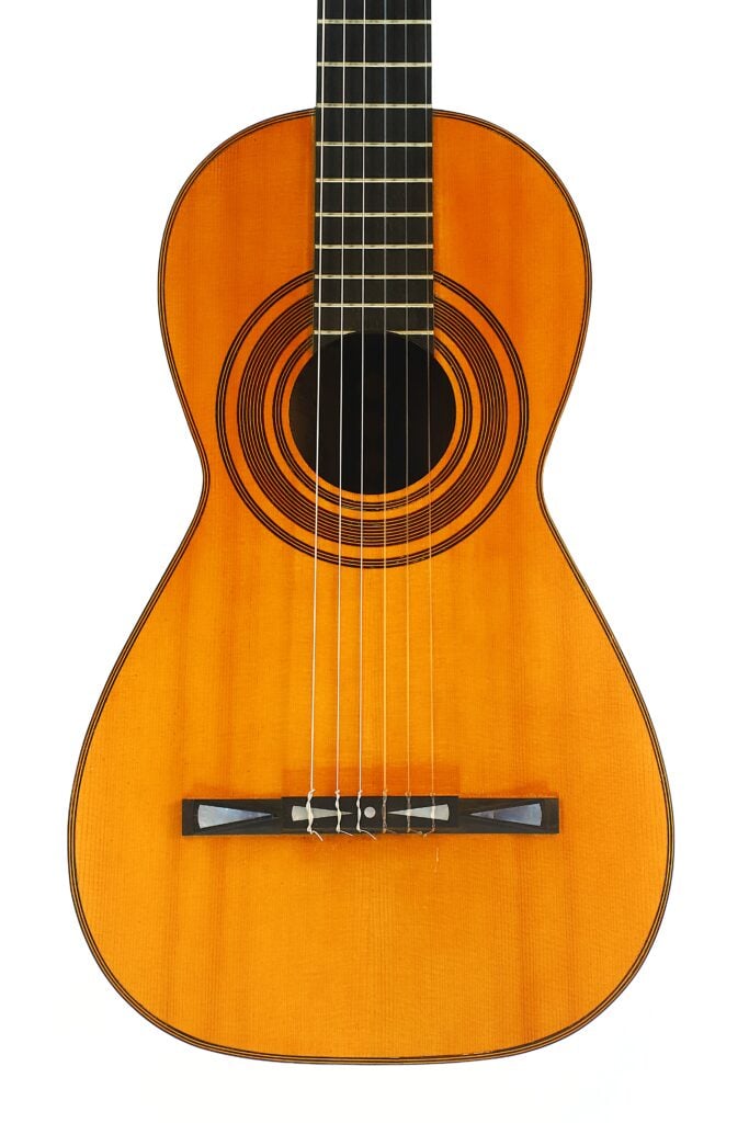 Hier ist der überarbeitete Satz unter Verwendung Ihrer Produktdaten: Die „Antonio Garcia de Lorca 1847 Replika Klassische Gitarre“ ist eine klassische Akustikgitarre mit sechs Saiten und einem Holzkorpus, die vor einem schlichten weißen Hintergrund fotografiert wurde. Ihr Schallloch ist mit dekorativen konzentrischen Kreisen verziert. Hier ist der überarbeitete Satz unter Verwendung Ihrer Produktdaten: Die „Antonio Garcia de Lorca 1847 Replika Klassische Gitarre“ ist eine klassische Akustikgitarre mit sechs Saiten und einem Holzkorpus, die vor einem schlichten weißen Hintergrund fotografiert wurde. Ihr Schallloch ist mit dekorativen konzentrischen Kreisen verziert.