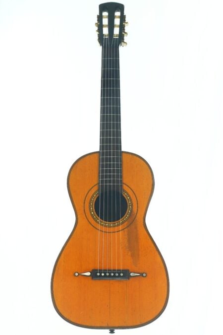 Louis Panormo 1827 Romantikgitarre mit Holzkorpus, sechs Saiten, rundem Schallloch und dunklem Griffbrett, aufrecht vor einem schlichten weißen Hintergrund präsentiert. Louis Panormo 1827 Romantikgitarre mit Holzkorpus, sechs Saiten, rundem Schallloch und dunklem Griffbrett, aufrecht vor einem schlichten weißen Hintergrund präsentiert.