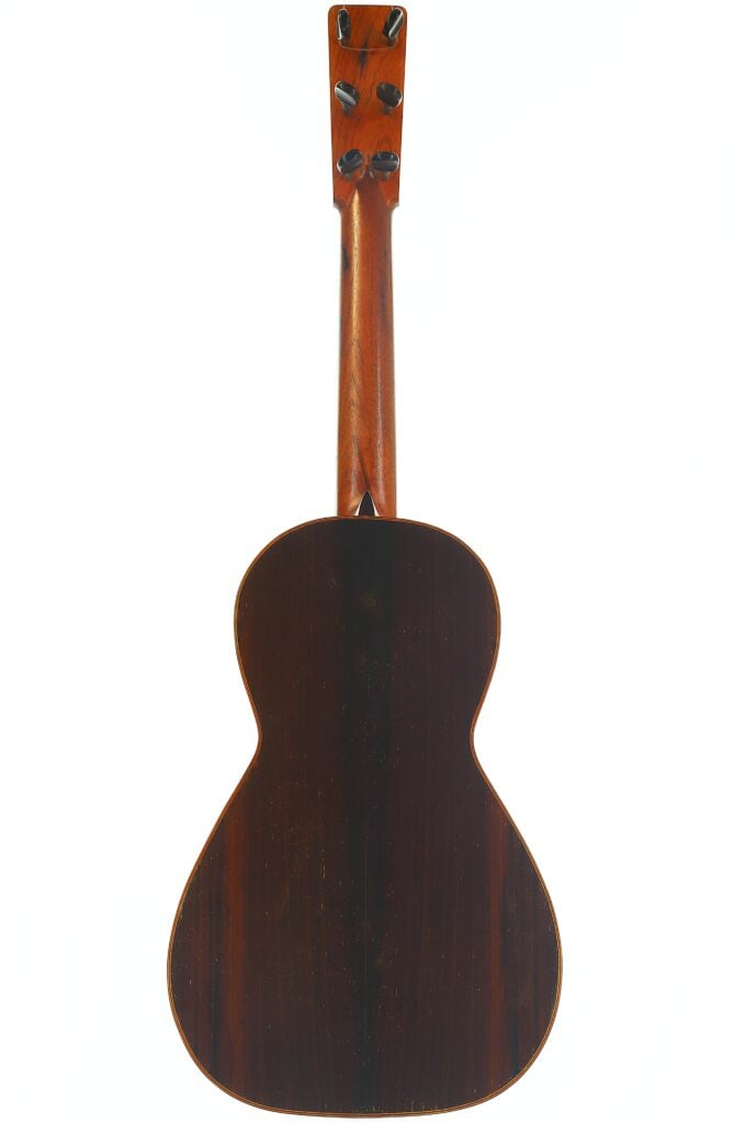 Das Bild zeigt die Rückansicht der „Antonio Garcia de Lorca 1847 Replika Klassische Gitarre“ mit ihrem dunklen Holzkorpus und -hals vor einem weißen Hintergrund. Das Bild zeigt die Rückansicht der „Antonio Garcia de Lorca 1847 Replika Klassische Gitarre“ mit ihrem dunklen Holzkorpus und -hals vor einem weißen Hintergrund.