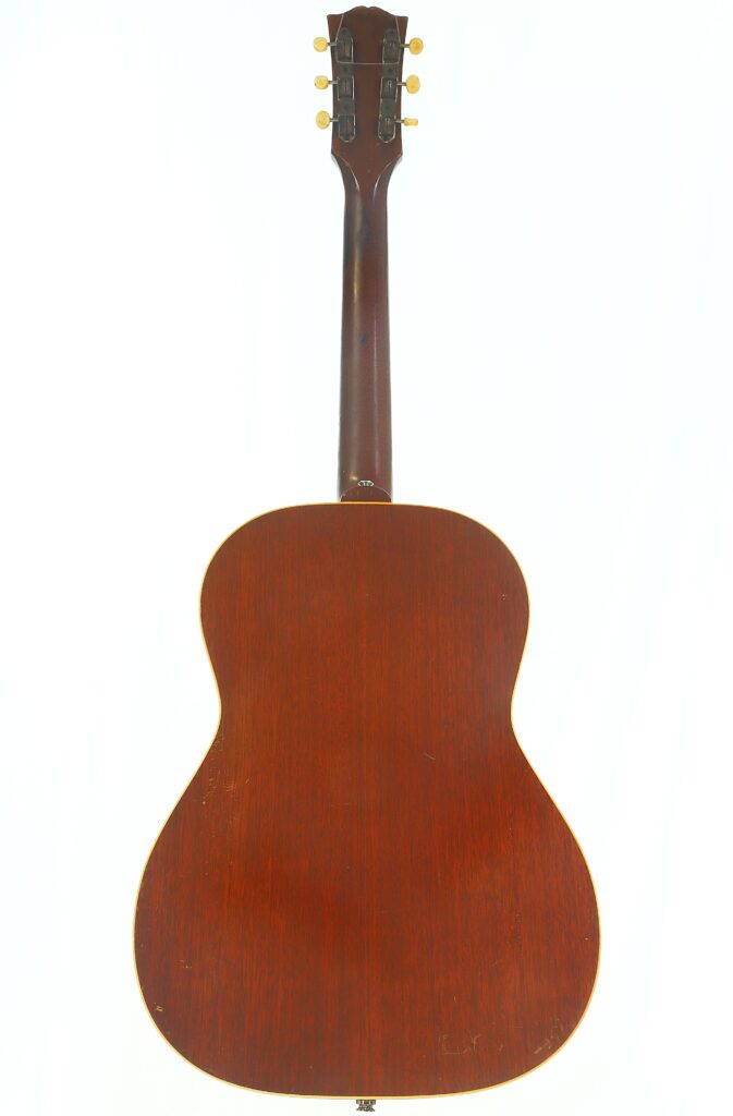 Die Rückansicht der Gibson LG-3 Akustikgitarre aus dem Jahr 1954 mit dunkler Holzoberfläche, auf der Hals, Kopfplatte und Stimmwirbel vor einem weißen Hintergrund zu sehen sind. Die Rückansicht der Gibson LG-3 Akustikgitarre aus dem Jahr 1954 mit dunkler Holzoberfläche, auf der Hals, Kopfplatte und Stimmwirbel vor einem weißen Hintergrund zu sehen sind.