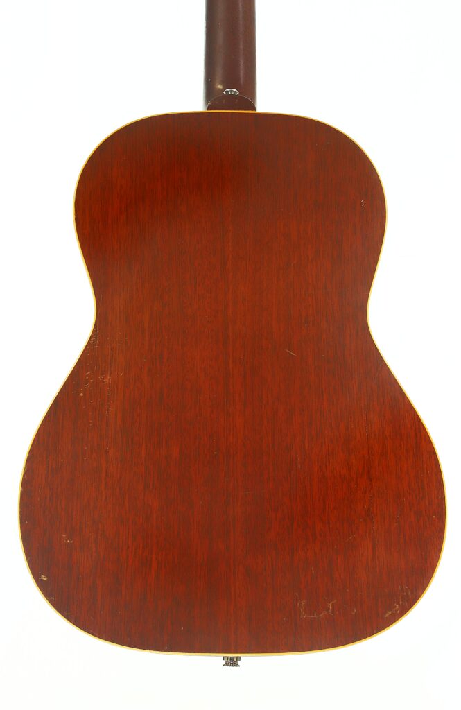 Die Rückansicht der Gibson LG-3 Akustikgitarre aus dem Jahr 1954 mit dunkler Holzoberfläche, auf der der Korpus und der untere Teil des Halses vor einem weißen Hintergrund zu sehen sind. Die Rückansicht der Gibson LG-3 Akustikgitarre aus dem Jahr 1954 mit dunkler Holzoberfläche, auf der der Korpus und der untere Teil des Halses vor einem weißen Hintergrund zu sehen sind.