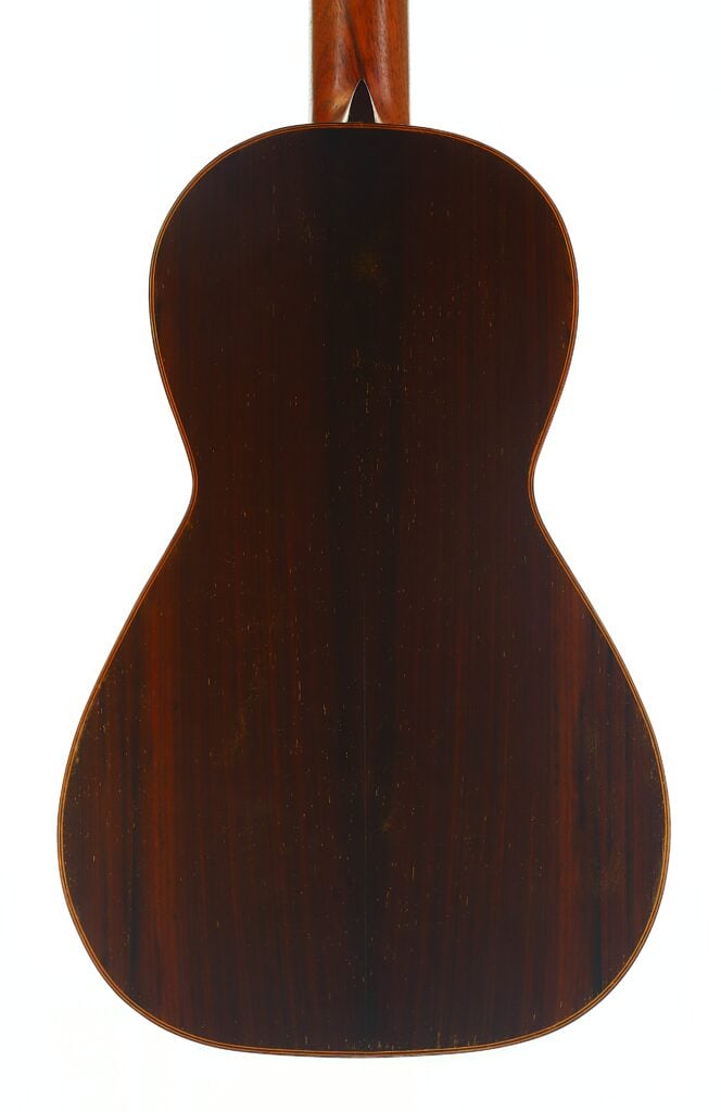 Das Bild zeigt die Rückseite der „Antonio Garcia de Lorca 1847 Replika Klassische Gitarre“ mit einer dunklen Holzoberfläche und einer glatten, glänzenden Oberfläche vor einem schlichten weißen Hintergrund. Das Bild zeigt die Rückseite der „Antonio Garcia de Lorca 1847 Replika Klassische Gitarre“ mit einer dunklen Holzoberfläche und einer glatten, glänzenden Oberfläche vor einem schlichten weißen Hintergrund.