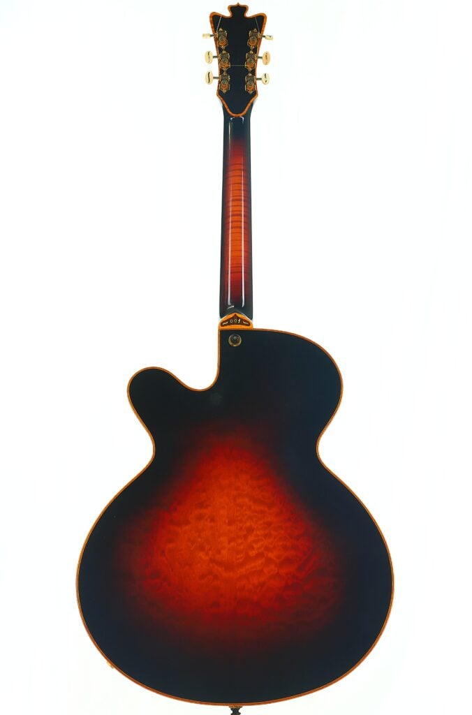Eine DeLaHaye 1995 Elektro-Akustikgitarre, von hinten fotografiert, mit Sunburst-Lackierung mit dunklen Rändern, einem warmen Orange im mittleren Bereich, goldenen Stimmwirbeln und einem eleganten Single-Cutaway-Design – alles vor einem weißen Hintergrund. Eine DeLaHaye 1995 Elektro-Akustikgitarre, von hinten fotografiert, mit Sunburst-Lackierung mit dunklen Rändern, einem warmen Orange im mittleren Bereich, goldenen Stimmwirbeln und einem eleganten Single-Cutaway-Design – alles vor einem weißen Hintergrund.