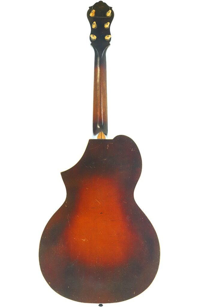 Die Rückansicht einer Epiphone Recording B 1931 Akustikgitarre mit Sunburst-Lackierung, auf der der Hals, die Stimmwirbel und der Korpus vor einem weißen Hintergrund zu sehen sind. Die Rückansicht einer Epiphone Recording B 1931 Akustikgitarre mit Sunburst-Lackierung, auf der der Hals, die Stimmwirbel und der Korpus vor einem weißen Hintergrund zu sehen sind.
