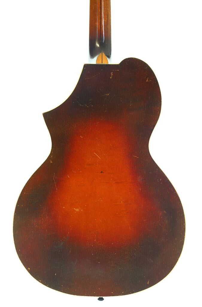 Rückansicht einer Epiphone Recording B 1931 Akustikgitarre mit Vintage-Sunburst-Lackierung, einem Single-Cutaway, sichtbarer Holzmaserung und Gebrauchsspuren. Rückansicht einer Epiphone Recording B 1931 Akustikgitarre mit Vintage-Sunburst-Lackierung, einem Single-Cutaway, sichtbarer Holzmaserung und Gebrauchsspuren.