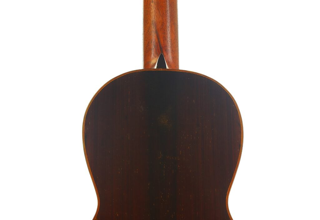 Die Rückansicht der „Antonio Garcia de Lorca 1847 Replika Klassische Gitarre“ zeigt den Korpus und den Hals aus dunklem, poliertem Holz mit natürlicher Maserung vor einem weißen Hintergrund. Die Rückansicht der „Antonio Garcia de Lorca 1847 Replika Klassische Gitarre“ zeigt den Korpus und den Hals aus dunklem, poliertem Holz mit natürlicher Maserung vor einem weißen Hintergrund.