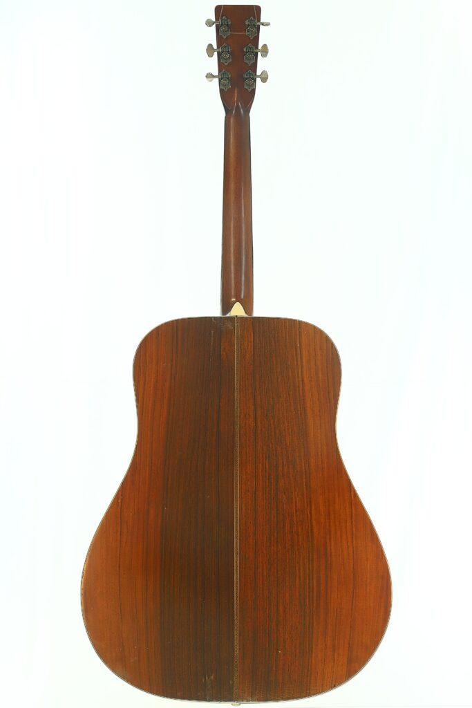 Die Rückansicht der Martin D-28 1941 Pre-War Akustikgitarre zeigt ihren eleganten Holzkorpus, den Hals und die Stimmwirbel, wobei eine markante Naht in der Mitte des Gitarrenbodens verläuft. Die Rückansicht der Martin D-28 1941 Pre-War Akustikgitarre zeigt ihren eleganten Holzkorpus, den Hals und die Stimmwirbel, wobei eine markante Naht in der Mitte des Gitarrenbodens verläuft.