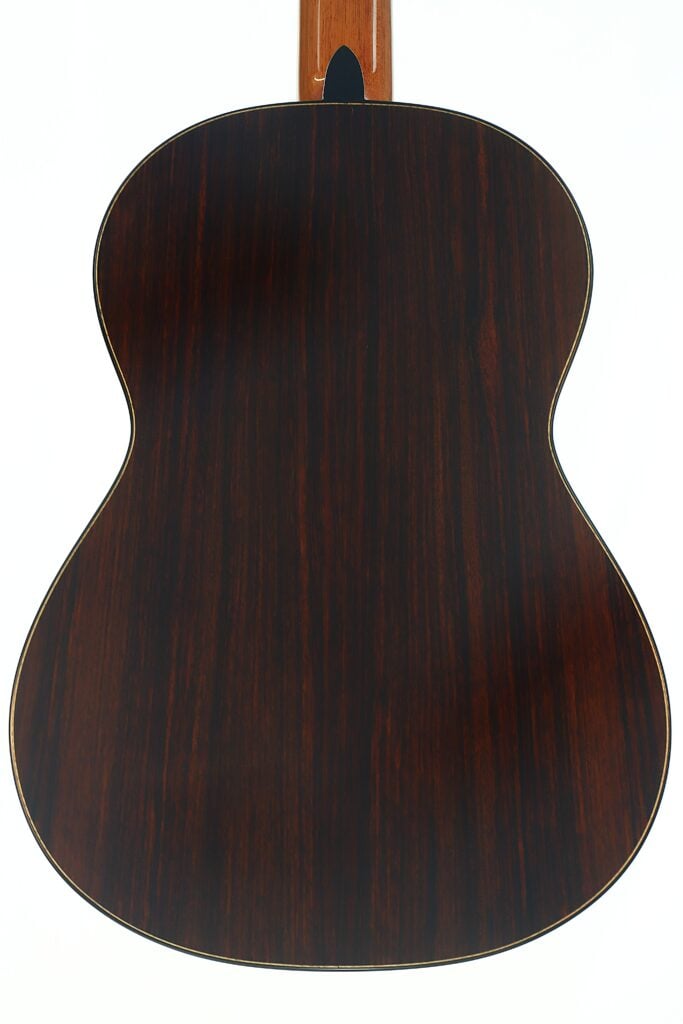 Der Rücken der Lester DeVoe 2020 Negra Flamenco-Gitarre, gefertigt aus dunklem Holz mit einer dezenten vertikalen Maserung, ist vor einem weißen Hintergrund abgebildet. Der Rücken der Lester DeVoe 2020 Negra Flamenco-Gitarre, gefertigt aus dunklem Holz mit einer dezenten vertikalen Maserung, ist vor einem weißen Hintergrund abgebildet.