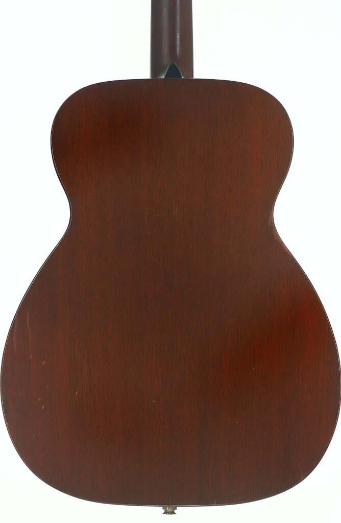 Die Rückansicht der Martin 00-17 Akustikgitarre aus dem Jahr 1941 mit dunkelbrauner Holzoberfläche, die den geschwungenen Korpus vor weißem Hintergrund besonders gut zur Geltung bringt. Die Rückansicht der Martin 00-17 Akustikgitarre aus dem Jahr 1941 mit dunkelbrauner Holzoberfläche, die den geschwungenen Korpus vor weißem Hintergrund besonders gut zur Geltung bringt.