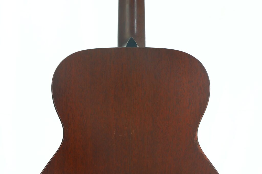 Das Bild zeigt die Rückseite einer Martin 00-17 Akustikgitarre aus dem Jahr 1941 aus dunkelbraunem Holz vor einem weißen Hintergrund. Das Bild zeigt die Rückseite einer Martin 00-17 Akustikgitarre aus dem Jahr 1941 aus dunkelbraunem Holz vor einem weißen Hintergrund.