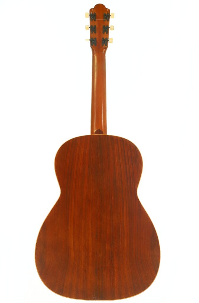 Die Rückansicht der „Salvador Ibanez 1920 Klassische Gitarre“ mit einer polierten Holzoberfläche, die die Maserung des Korpus hervorhebt, sowie einem klaren Blick auf den Hals und die Stimmwirbel. Die Rückansicht der „Salvador Ibanez 1920 Klassische Gitarre“ mit einer polierten Holzoberfläche, die die Maserung des Korpus hervorhebt, sowie einem klaren Blick auf den Hals und die Stimmwirbel.
