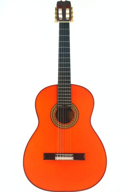 Eine Hermanos Conde 2005 Atocha negra Flamenco Gitarre in leuchtendem Orange mit sechs Saiten ist vor einem weißen Hintergrund abgebildet. Eine Hermanos Conde 2005 Atocha negra Flamenco Gitarre in leuchtendem Orange mit sechs Saiten ist vor einem weißen Hintergrund abgebildet.
