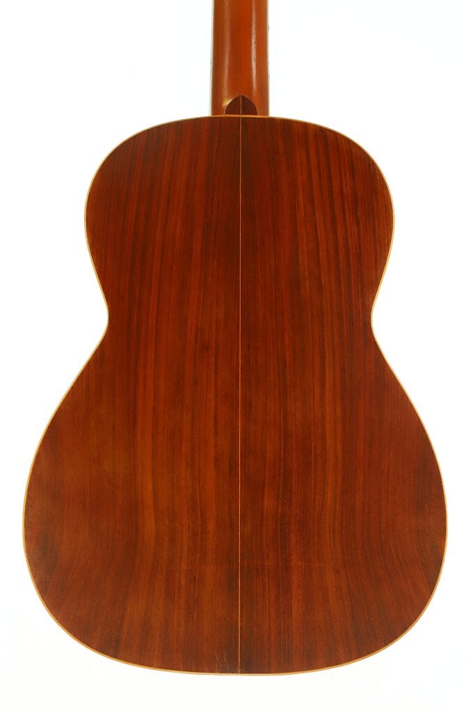 Der Boden der „Salvador Ibanez 1920 Klassische Gitarre“ besteht aus poliertem Holz mit einer satten braunen Lackierung, die eine sichtbare Mittelnaht und dezente Holzmaserungen zur Geltung bringt. Der Boden der „Salvador Ibanez 1920 Klassische Gitarre“ besteht aus poliertem Holz mit einer satten braunen Lackierung, die eine sichtbare Mittelnaht und dezente Holzmaserungen zur Geltung bringt.