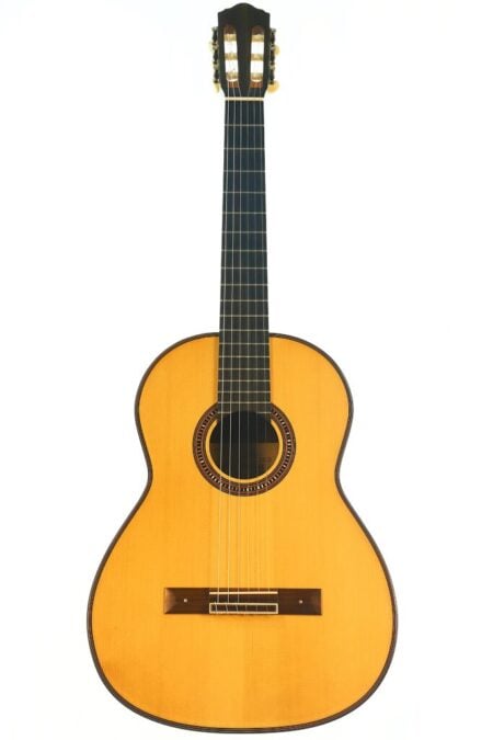 Eine „Matthias Hartig 2022 Hohlkehle Klassische Gitarre“ mit einem hellen Korpus, einem dunklen Hals und sechs Saiten, fotografiert vor einem weißen Hintergrund.