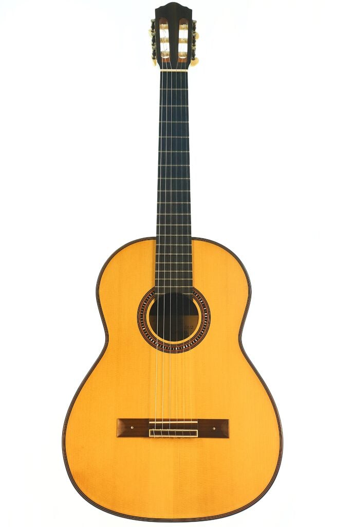 Eine „Matthias Hartig 2022 Hohlkehle Klassische Gitarre“ mit einem hellen Korpus, einem dunklen Hals und sechs Saiten, fotografiert vor einem weißen Hintergrund. Eine „Matthias Hartig 2022 Hohlkehle Klassische Gitarre“ mit einem hellen Korpus, einem dunklen Hals und sechs Saiten, fotografiert vor einem weißen Hintergrund.
