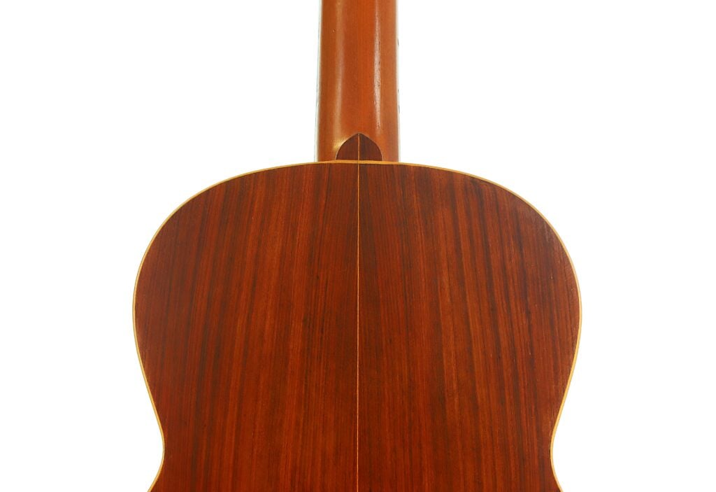 Rückansicht der „Salvador Ibanez 1920 Klassische Gitarre“, die den Holzkorpus mit einer sichtbaren Mittelnaht und die Unterseite des Halses zeigt. Rückansicht der „Salvador Ibanez 1920 Klassische Gitarre“, die den Holzkorpus mit einer sichtbaren Mittelnaht und die Unterseite des Halses zeigt.