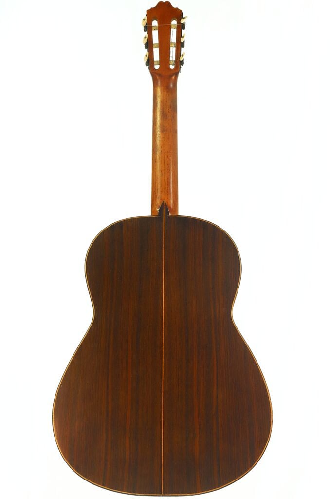 Die Rückansicht der „Angel Alonso 1936 Klassische Gitarre“ mit dunkler Holzmaserung, die den Hals, die Kopfplatte und die symmetrischen Rückenteile zeigt. Die Rückansicht der „Angel Alonso 1936 Klassische Gitarre“ mit dunkler Holzmaserung, die den Hals, die Kopfplatte und die symmetrischen Rückenteile zeigt.