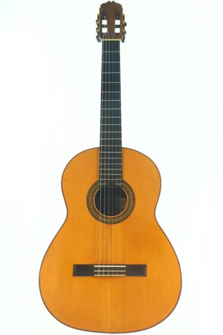 Die „Andres Martin 1966 Klassische Gitarre“ ist eine klassische Akustikgitarre mit einem Holzkorpus, sechs Saiten, einem dunklen Griffbrett und einer dekorativen Rosette um das Schallloch – ein elegantes Instrument, das wunderschön vor einem weißen Hintergrund fotografiert wurde. Die „Andres Martin 1966 Klassische Gitarre“ ist eine klassische Akustikgitarre mit einem Holzkorpus, sechs Saiten, einem dunklen Griffbrett und einer dekorativen Rosette um das Schallloch – ein elegantes Instrument, das wunderschön vor einem weißen Hintergrund fotografiert wurde.