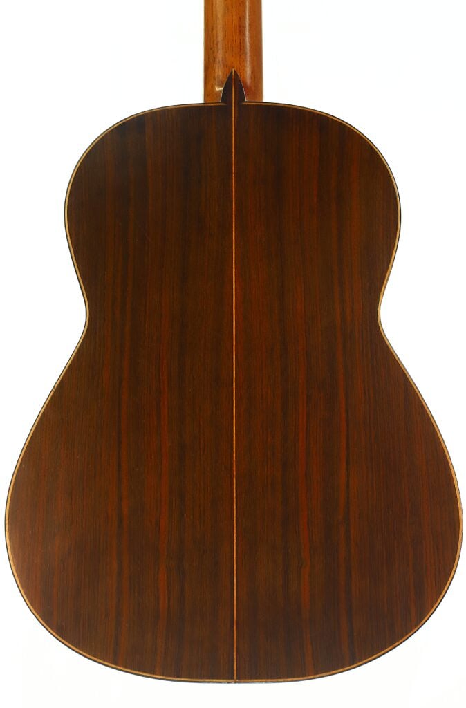 Der Boden der „Angel Alonso 1936 Klassische Gitarre“ besteht aus dunkel poliertem Holz mit einer Mittelnaht, die eine gleichmäßige Maserung zur Geltung bringt. Der Boden der „Angel Alonso 1936 Klassische Gitarre“ besteht aus dunkel poliertem Holz mit einer Mittelnaht, die eine gleichmäßige Maserung zur Geltung bringt.