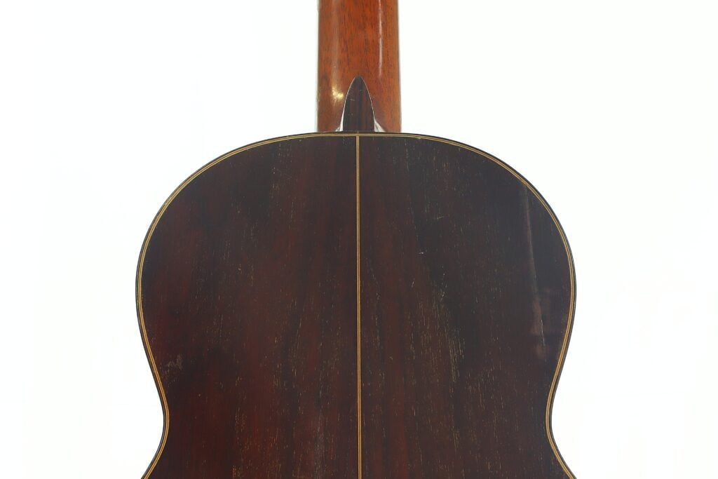Die klassische Gitarre „Andres Martin 1966“ verfügt über eine dunkle Holzoberfläche auf dem Boden, die durch eine mittige Trennlinie hervorgehoben wird, und wurde vor einem schlichten weißen Hintergrund fotografiert. Die klassische Gitarre „Andres Martin 1966“ verfügt über eine dunkle Holzoberfläche auf dem Boden, die durch eine mittige Trennlinie hervorgehoben wird, und wurde vor einem schlichten weißen Hintergrund fotografiert.