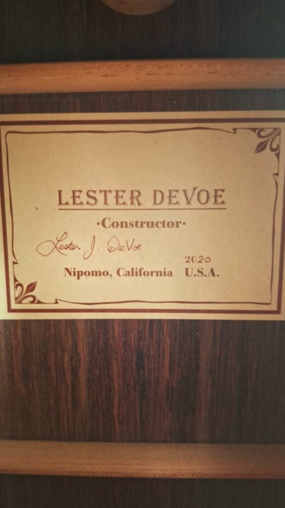 Auf einem Etikett im Inneren der Lester DeVoe 2020 Negra Flamenco-Gitarre steht: LESTER DEVOE, Constructor, Lester J. DeVoe, Nipomo, Kalifornien, 2020, USA; das Etikett ist mit Zierelementen an den Ecken verziert. Auf einem Etikett im Inneren der Lester DeVoe 2020 Negra Flamenco-Gitarre steht: LESTER DEVOE, Constructor, Lester J. DeVoe, Nipomo, Kalifornien, 2020, USA; das Etikett ist mit Zierelementen an den Ecken verziert.