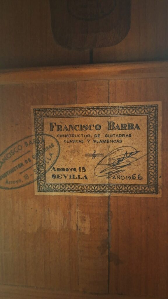 Auf einem Etikett im Inneren der Gitarre steht: „Francisco Barba, Constructor de Guitarras Clasicas y Flamencas, Arroy. 18 Sevilla, Año 1966“, zusammen mit Unterschriften und einem ovalen Stempel – was sie als eine Francisco-Barba-Flamenco-Gitarre aus dem Jahr 1966 ausweist. Auf einem Etikett im Inneren der Gitarre steht: „Francisco Barba, Constructor de Guitarras Clasicas y Flamencas, Arroy. 18 Sevilla, Año 1966“, zusammen mit Unterschriften und einem ovalen Stempel – was sie als eine Francisco-Barba-Flamenco-Gitarre aus dem Jahr 1966 ausweist.