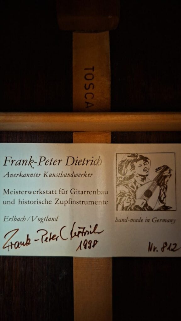 Das Etikett im Inneren der Gitarre weist sie als „Frank-Peter Dietrich 1998 Tosca Klassische Gitarre“ aus. Es trägt den Text „Frank-Peter Dietrich, Meisterwerkstatt für Gitarrenbau“, enthält die Skizze eines Gitarristen, eine handschriftliche Signatur, die Jahresangabe 1998 sowie die Nummer 812; auf dem Gitarrenboden ist „TOSCA“ eingraviert. Das Etikett im Inneren der Gitarre weist sie als „Frank-Peter Dietrich 1998 Tosca Klassische Gitarre“ aus. Es trägt den Text „Frank-Peter Dietrich, Meisterwerkstatt für Gitarrenbau“, enthält die Skizze eines Gitarristen, eine handschriftliche Signatur, die Jahresangabe 1998 sowie die Nummer 812; auf dem Gitarrenboden ist „TOSCA“ eingraviert.