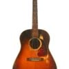 Gibson J-45 1943 Banner Akustik Gitarre mit Vintage-Sunburst-Lackierung und deutlichen Gebrauchsspuren am Korpus. Gibson J-45 1943 Banner Akustik Gitarre mit Vintage-Sunburst-Lackierung und deutlichen Gebrauchsspuren am Korpus.