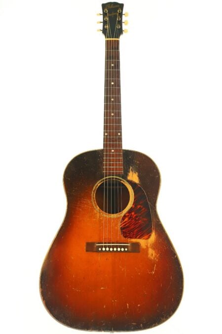 Gibson J-45 1943 Banner Akustik Gitarre mit Vintage-Sunburst-Lackierung und deutlichen Gebrauchsspuren am Korpus. Gibson J-45 1943 Banner Akustik Gitarre mit Vintage-Sunburst-Lackierung und deutlichen Gebrauchsspuren am Korpus.