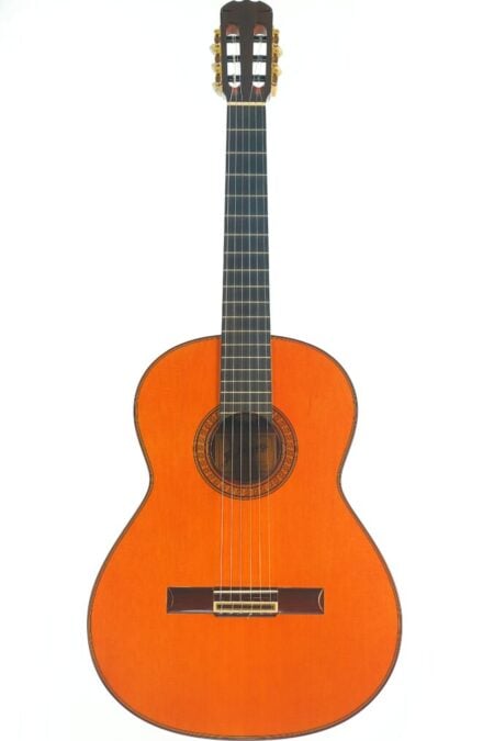 Jose Ramirez 1a 2019 C-650 Tradicional – Klassische Gitarre mit heller Holzdecke, dunklem Griffbrett und dekorativer runder Rosette.