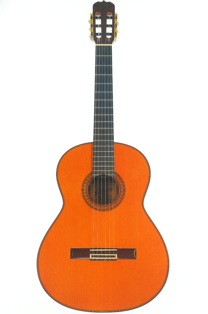 Jose Ramirez 1a 2019 C-650 Tradicional – Klassische Gitarre mit heller Holzdecke, dunklem Griffbrett und dekorativer runder Rosette. Jose Ramirez 1a 2019 C-650 Tradicional – Klassische Gitarre mit heller Holzdecke, dunklem Griffbrett und dekorativer runder Rosette.