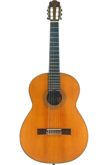Eine klassische Gitarre von Richard Howell aus dem Jahr 1980 mit einem Korpus aus Holz, einem dunklen Griffbrett und einer dekorativen Rosette um das Schallloch. Eine klassische Gitarre von Richard Howell aus dem Jahr 1980 mit einem Korpus aus Holz, einem dunklen Griffbrett und einer dekorativen Rosette um das Schallloch.