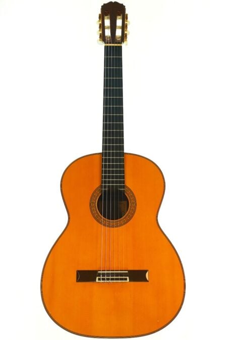 Masaru Kohno 1990 Professional J klassische Gitarre mit einem hellen Holzkorpus, einem dunklen Griffbrett und einer gemusterten, runden Rosette.